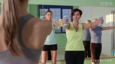 在健身俱乐部、健身房和<strong>体育活动</strong>中接受培训的人员